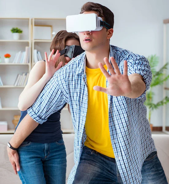 Jonge familie spelen games met virtual reality bril — Stockfoto