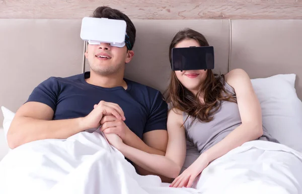 Esposa y marido con gafas de realidad virtual en la cama — Foto de Stock