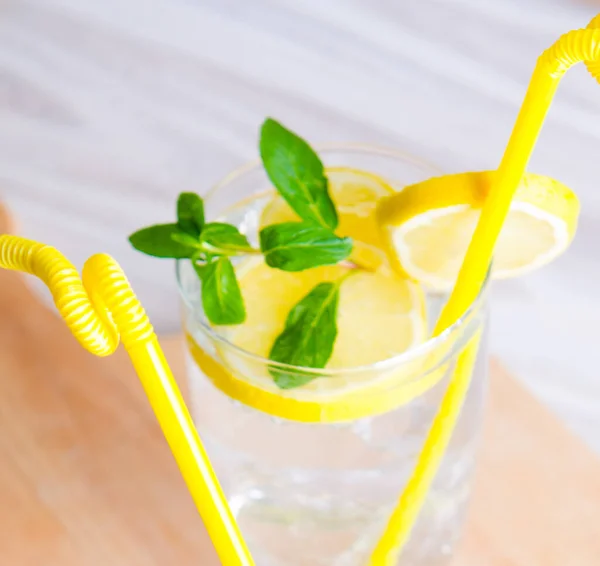 Vasos de mojito con limón y paja para beber —  Fotos de Stock