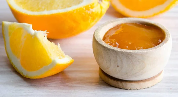 Dżem pomarańczowy serwowane w łyżką na stole — Zdjęcie stockowe