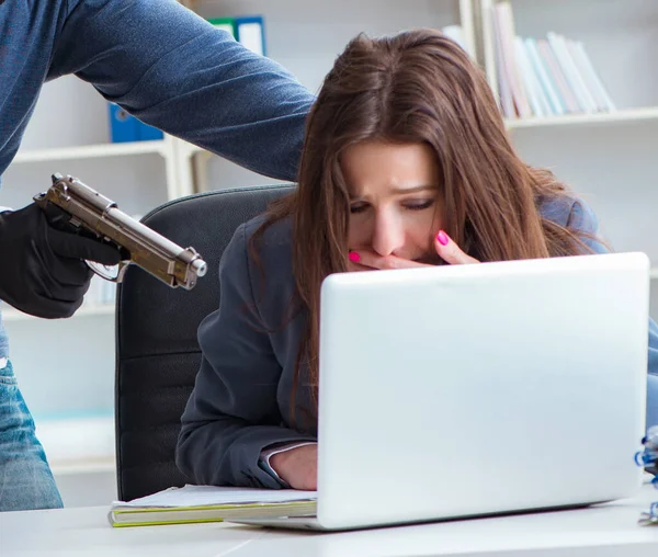 Criminele ontvoering van zakenvrouw als gijzelaar — Stockfoto