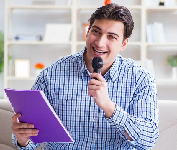 Evde karaoke yapan komik adam.