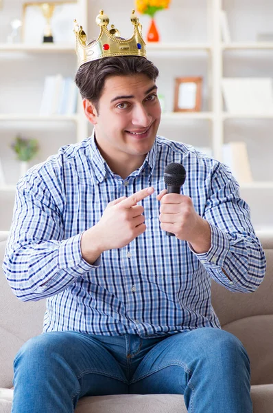 Zabawny człowiek śpiewa piosenki w karaoke w domu — Zdjęcie stockowe
