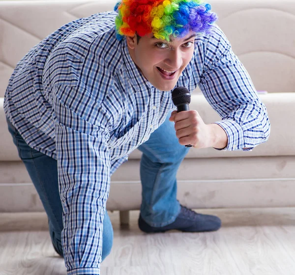 Funny man singing songs in karaoke at home — Stock Photo, Image