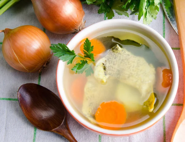 Fischsuppe auf dem Tisch im Teller — Stockfoto