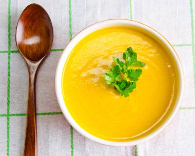 Tabakta servis edilen havuç çorbası.