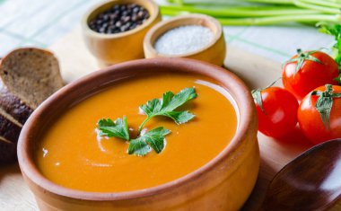 Geleneksel İtalyan usulü domates çorbası.