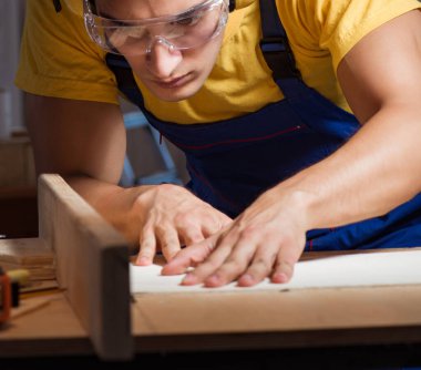 Marangozluk konseptinde tamir atölyesinde çalışan işçi