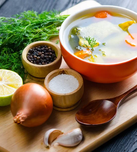 Рибний суп подається на столі в тарілці — стокове фото