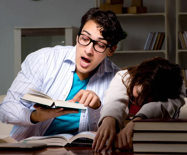 Dos estudiantes que estudian tarde preparándose para los exámenes — Foto de Stock