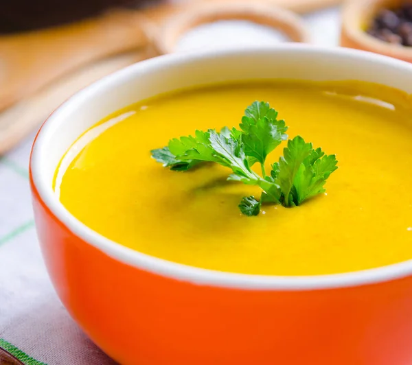 Sopa de abóbora servida na mesa em tigela — Fotografia de Stock