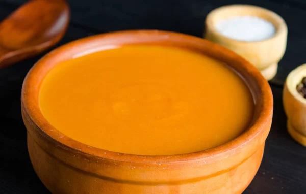 Sopa de abóbora servida na mesa em tigela — Fotografia de Stock