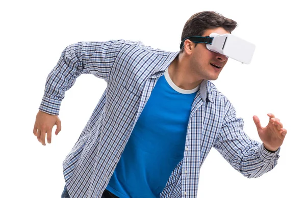 Giovane uomo che indossa occhiali VR realtà virtuale — Foto Stock