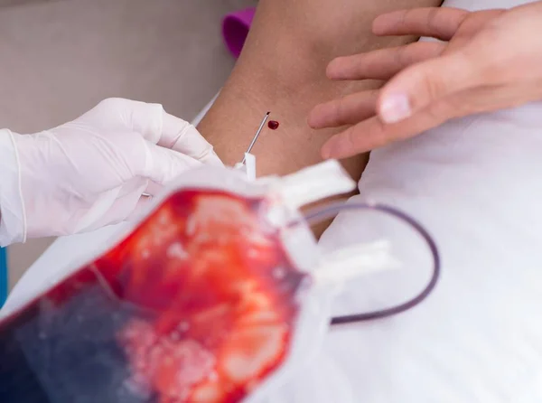 Patient getting blood transfusion in hospital clinic — Stock Photo, Image