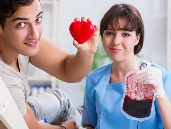 Patient getting blood transfusion in hospital clinic — Stock Photo, Image