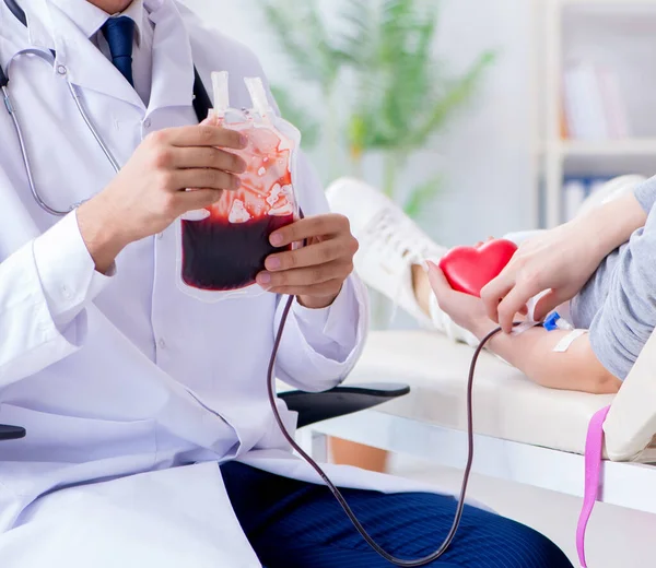 Paziente sottoposto a trasfusione di sangue in una clinica ospedaliera — Foto Stock