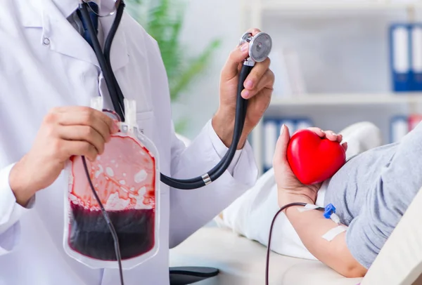 Paziente sottoposto a trasfusione di sangue in una clinica ospedaliera — Foto Stock