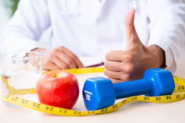 Genç erkek doktor spor ve diyet konsepti