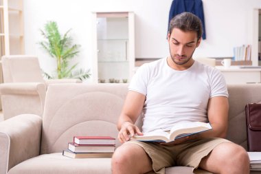 Evde sınava hazırlanan genç bir erkek öğrenci.