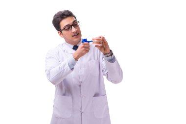 Genç erkek doktor stomatolog beyazı izole etmiş.