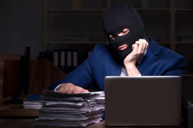 Erkek çalışan ofis gece bilgi çalmak