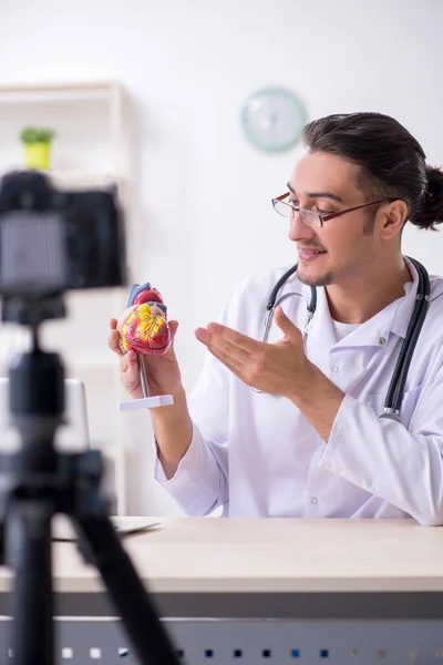 Ung manlig doktor kardiolog inspelning video för sin blogg — Stockfoto