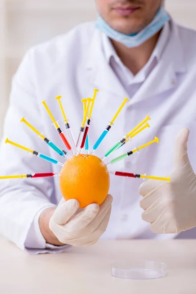 Expert op het gebied van mannelijke voeding die levensmiddelen in het lab test — Stockfoto