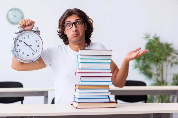 Jonge mannelijke student zit in de klas — Stockfoto