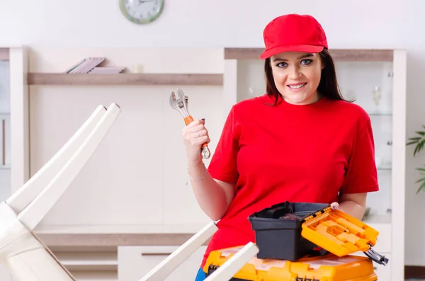 Jeune femme réparer chaise à la maison — Photo