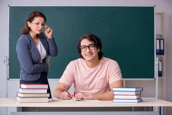 Старий вчителька і студентка чоловічої статі в класі — стокове фото