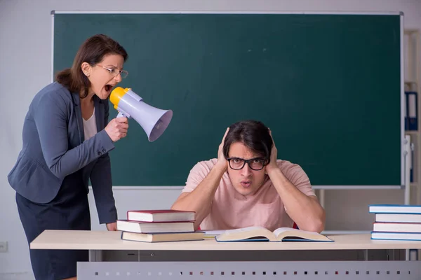 Velha professora e estudante do sexo masculino na sala de aula — Fotografia de Stock