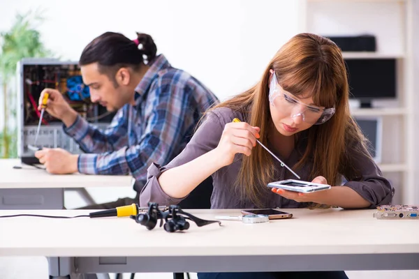 Due tecnici che lavorano al centro di garanzia del computer — Foto Stock