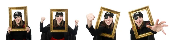 Жіночий пірат в чорному пальто тримає фоторамку ізольовано на білому — стокове фото