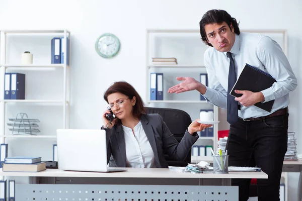Régi női főnök és fiatal férfi alkalmazott az irodában — Stock Fotó