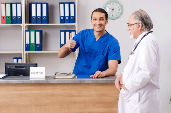 Två läkare talar i receptionen på sjukhuset — Stockfoto