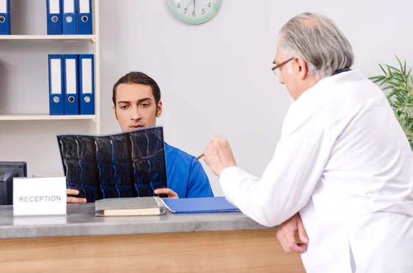 Two doctors talking at the reception in hospital — Stock Photo, Image