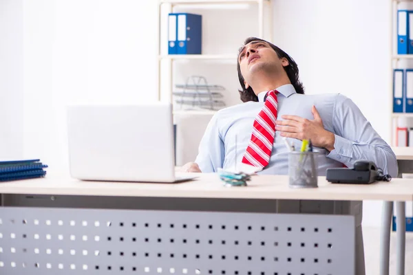 Jeune employé masculin souffrant dans le bureau — Photo