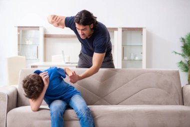 Genç bir çocuk ve ailesiyle sigara içme kavramı