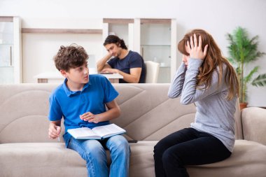 Genç bir çocuk ve ailesiyle sigara içme kavramı