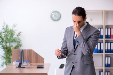 Ofisteki mutsuz erkek işadamı.