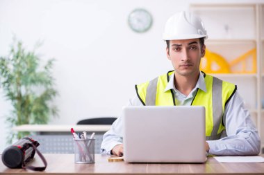 Ofiste çalışan genç erkek mimar.