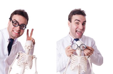İskeleti beyaz olan komik doktor.