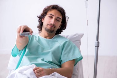 Genç adam nakil konseptiyle hastanede kalıyor.