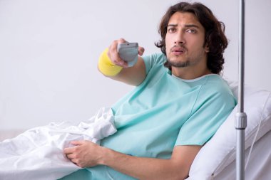 Genç adam nakil konseptiyle hastanede kalıyor.