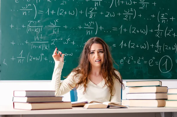 Fiatal női matektanár a tábla előtt — Stock Fotó