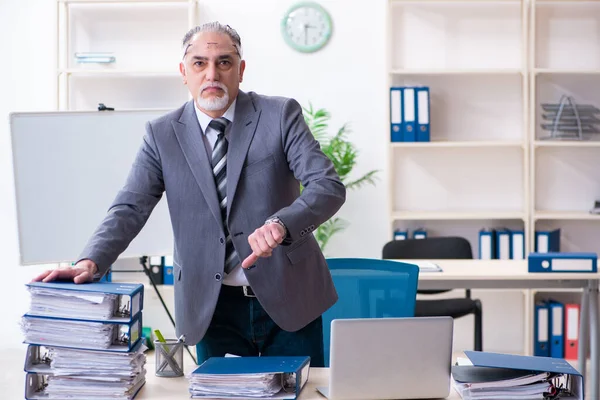 Leeftijd mannelijke werknemer ongelukkig met overmatig werk — Stockfoto