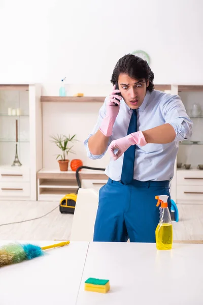 Giovane uomo d'affari pulizia della casa — Foto Stock