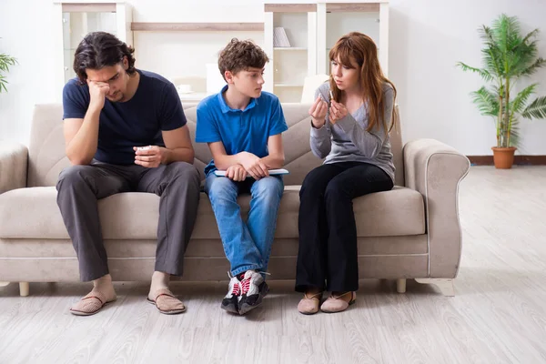 Concetto di fumo minorile con ragazzo e famiglia — Foto Stock