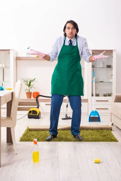 Młody biznesmen sprzątający dom — Zdjęcie stockowe