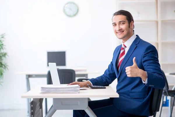 Junge männliche Geschäftsmann sitzt im Büro — Stockfoto